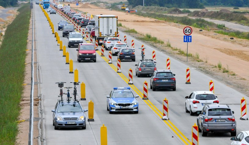 W najbliższych trzech latach w Polsce przybyć ma ponad 1000 km dróg szybkiego ruchu /Piotr Kamionka /Reporter