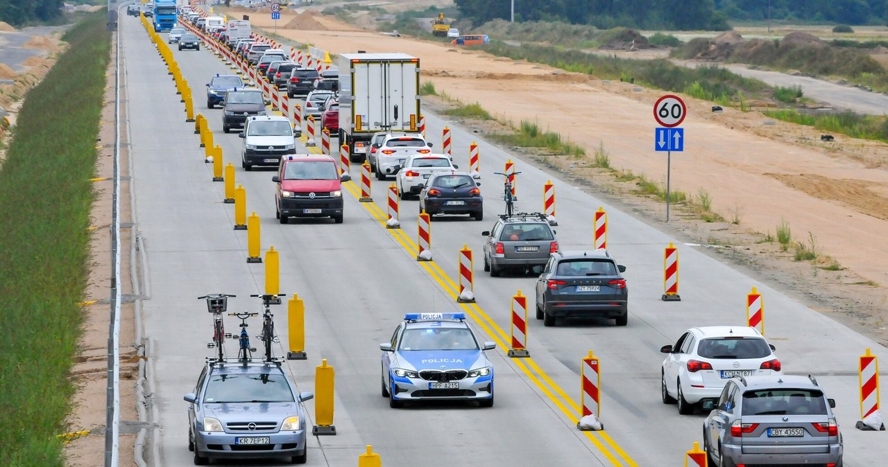 W najbliższych trzech latach w Polsce przybyć ma ponad 1000 km dróg szybkiego ruchu /Piotr Kamionka /Reporter