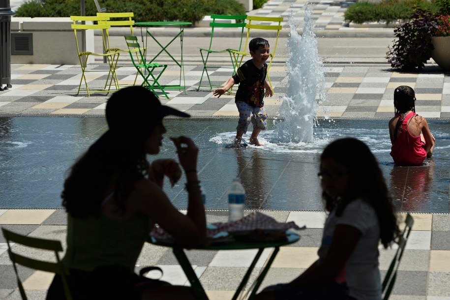 W najbliższym czasie będzie bardzo gorąco! /LARRY W. SMITH /PAP/EPA