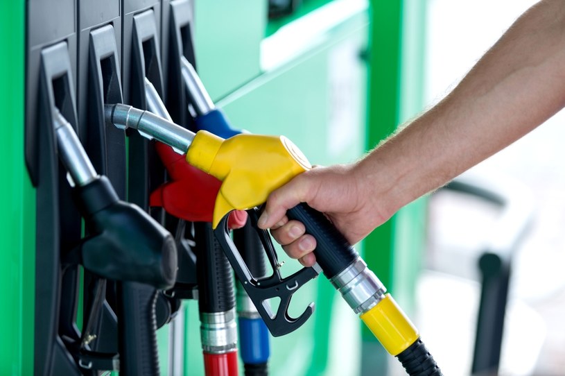 W najbliższym czasie kierowcy mogą spodziewać się w końcu upragnionej korekty cen paliw na stacjach /123RF/PICSEL