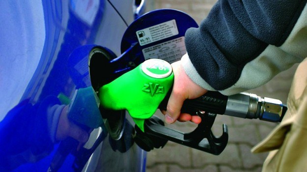 w najbliższym czasie kierowcy mogą zapłacić tyle samo za litr benzyny, co za litr oleju napędowego. /Motor