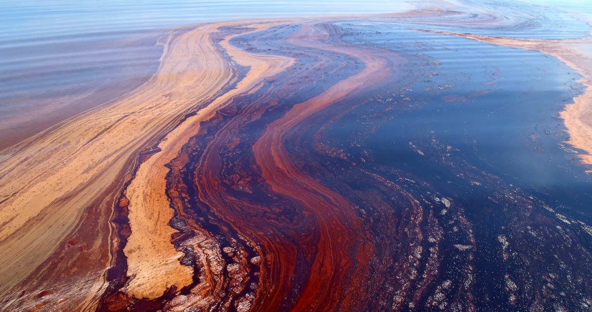 W najgłębszym rowie oceanicznym na Ziemi odkryto bakterie żywiące się ropą /Geekweek