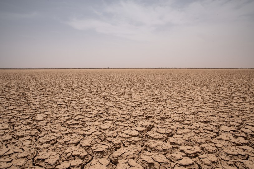 W najgorętszych miejscach na Ziemi temperatura w ciągu dnia często przekracza 50 stopni Celsjusza w cieniu. Tereny te są spalone słońcem i w wielu przypadkach zupełnie nie nadają się do życia/ Mali - widok na wyschnięte jezioro /Agencja FORUM