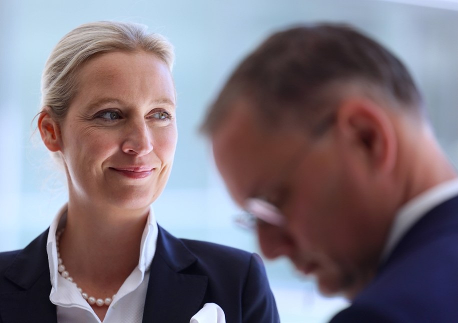 W najnowszym badaniu Forsa prawicowo-populistyczna AfD jest samodzielnym liderem. Na zdjęciu Alice Wiedel, była kandydatka Alternatywy dla Niemiec na kanclerza. /HANNIBAL HANSCHKE /PAP/EPA