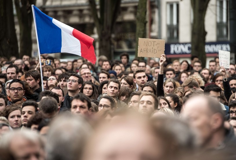 W następny dzień po tragedii Franzuzi demonstrowali swój sprzeciw przeciwko terroryzmowi /AFP