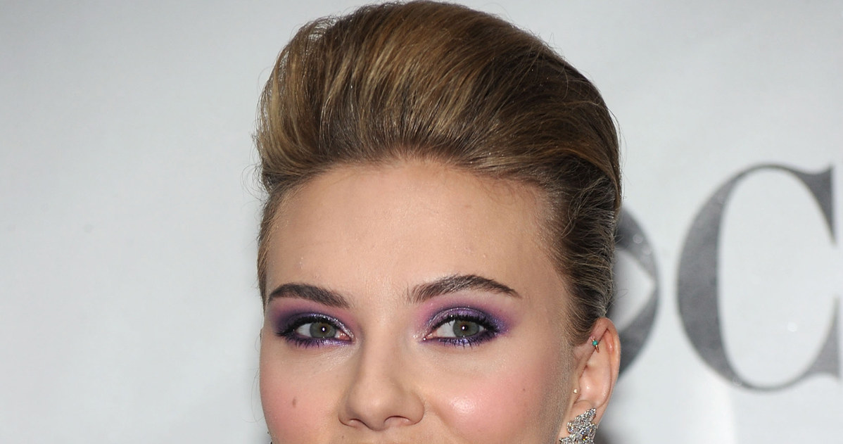 W nasyconym kolorami makijażu Scarlett Johansson odebrała nagrodę Tony &nbsp; /Getty Images/Flash Press Media
