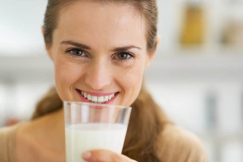 W naszej diecie jest też coraz mniej łatwo przyswajalnego wapnia z mleka /123RF/PICSEL
