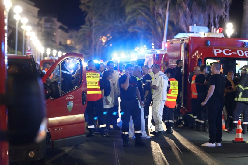 W Nicei ciężarówka staranowała ludzi na promenadzie. Nie żyje ponad 80 osób /VALERY HACHE / AFP /AFP