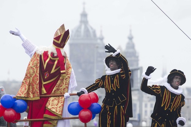 W niderlandzkiej tradycji świętemu Mikołajowi pomaga Czarny Piotruś /EVERT ELZINGA    /PAP/EPA