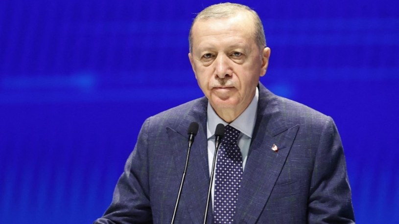 W niedawnym wywiadzie dla PBS prezydent Turcji Recep Tayip Erdogan powiedział: "Bardzo chcielibyśmy mieć nadzieję, że wojna zakończy się jak najszybciej. Putin także faktycznie opowiada się za jak najszybszym zakończeniem tej wojny". Stwierdził też, że Rosji Rosji "można ufać tak samo jak Zachodowi" /ISA TERLI/ANADOLU AGENCY /AFP