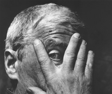 W niedzielę, 4 grudnia 2016, mija 5. rocznica śmierci Adama Hanuszkiewicz, jednego z najwybitniejszych polskich reżyserów i aktorów.

- Hanuszkiewicz był poetą teatru. Znajdował środki artystyczne zaskakujące nas wszystkich. Była w tym pewna nonszalancja - w obchodzeniu się z tradycją narodową, a jednak trafiał w problem, w sedno zmiany, wrażliwości. Umiał wyrażać najistotniejsze nasze sprawy, emocje narodowe. Był jednocześnie prowokatorem intelektualnym, niezwykle gorącym twórcą teatru. Nigdy nie robił teatru obojętnego. Czasami nawet może wydawało nam się, że jego wyobraźnia za bardzo galopuje i chce nas prowokować - mówił po śmierci Hanuszkiewicza ówczesny prezes Związku Artystów Scen Polskich, Olgierd Łukaszewicz.