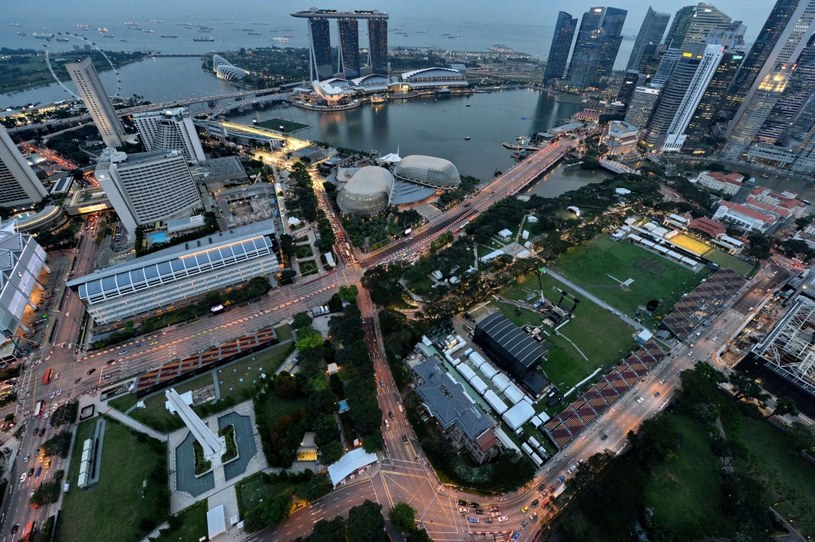 W niedzielę kierowcy F1 będą się ścigać na ciasnym ulicznym torze Marina Bay Street Circuit /AFP