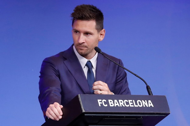 W niedzielę Lionel Messi pojawił się na konferencji prasowej na Camp Nou, żeby pożegnać się z kibicami /ANDREU DALMAU /PAP/EPA