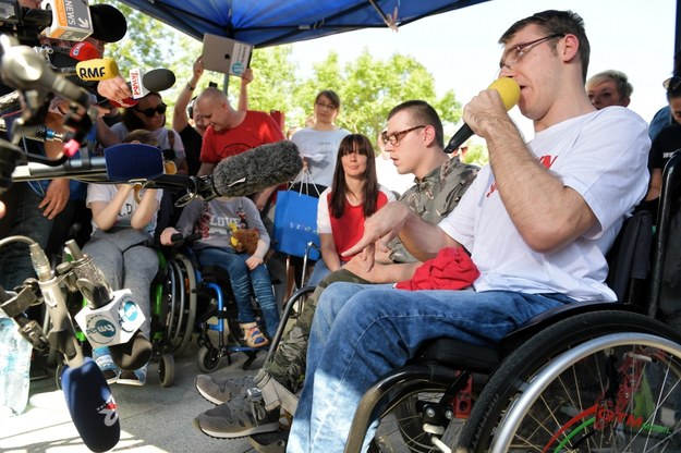 W niedzielę niepełnosprawni i ich opiekunowie zakończyli protest w Sejmie / 	Marcin Obara  /PAP