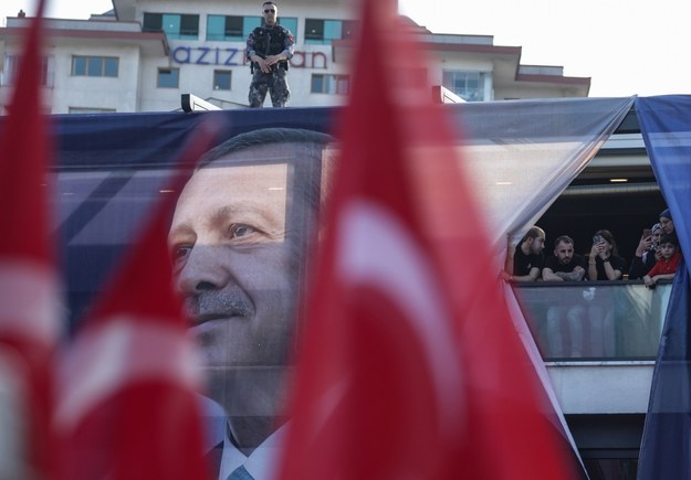 W niedzielę odbędzie się druga tura wyborów prezydenckich. Sondaże wskazują na trzecią kadencję Erdogana /ERDEM SAHIN /PAP/EPA