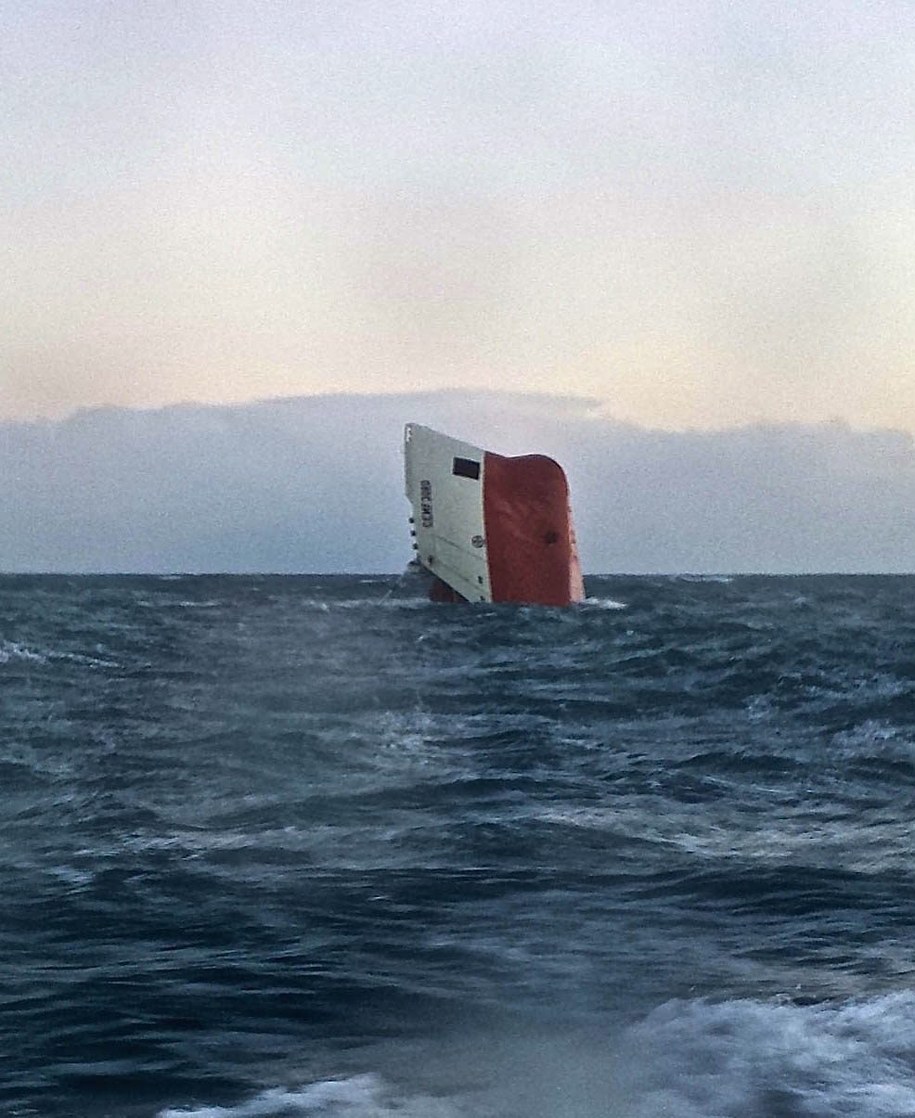 W niedzielę wrak statku, którego część jeszcze dzień wcześniej była widoczna nad wodą, ostatecznie poszedł na dno /BRITISH ROYAL NATIONAL LIFEBOAT INSTITUTION/WICK LIFEBOAT/HO HANDOUT /PAP/EPA