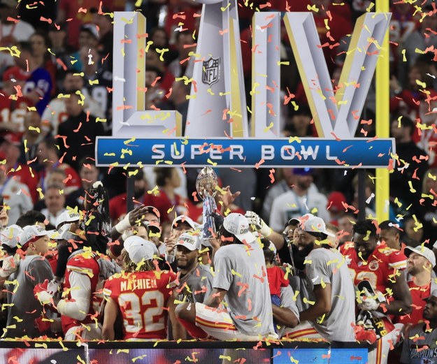 W niedzielnym Super Bowl na stadionie w Miami pokonał walczących o szósty tytuł San Francisco 49ers 31:20 /TANNEN MAURY  /PAP/EPA