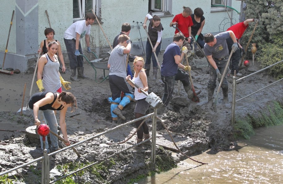 W niekórych miejscach w Pasawie trwa już usuwanie skutków wielkiej wody /Karl-Josef Hildenbrand /PAP/EPA