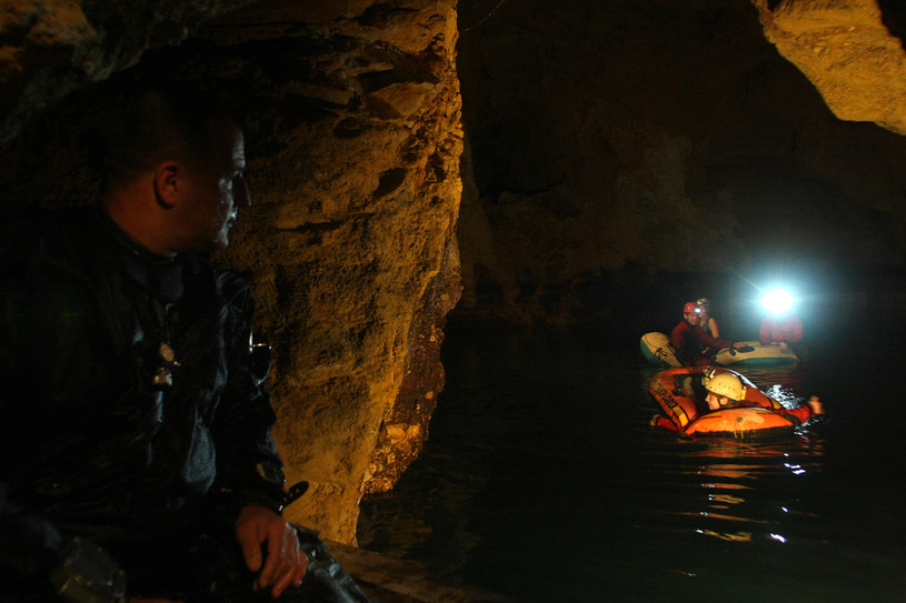 W niektórych jaskiniach widoczność jest prawie zerowa... /AFP