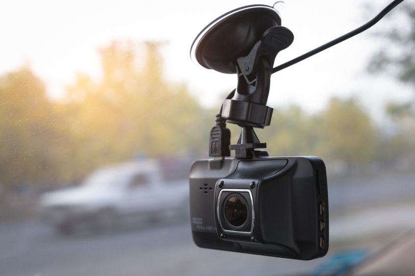 W niektórych krajach wideorejestrator samochodowy jest zabroniony i za korzystanie z niego grożą surowe kary /123RF/PICSEL
