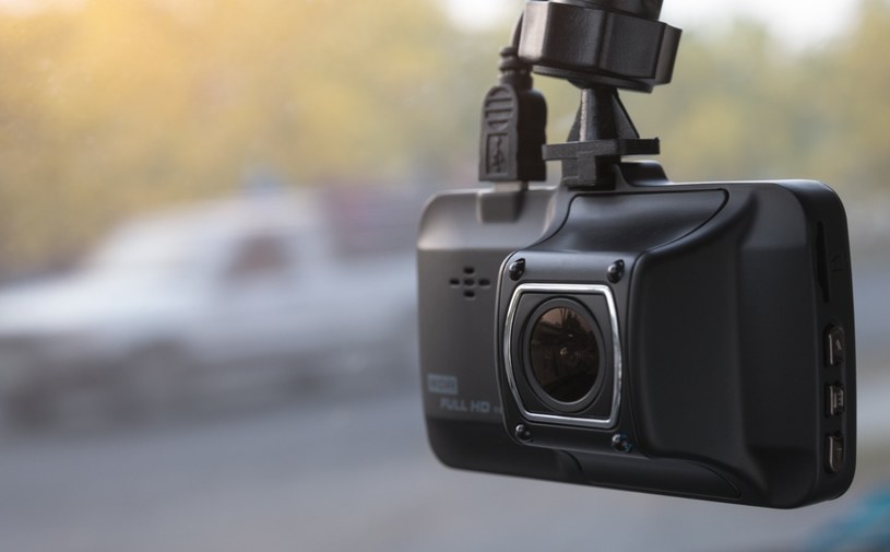 W niektórych krajach wideorejestrator samochodowy jest zabroniony i za korzystanie z niego grożą surowe kary /123RF/PICSEL