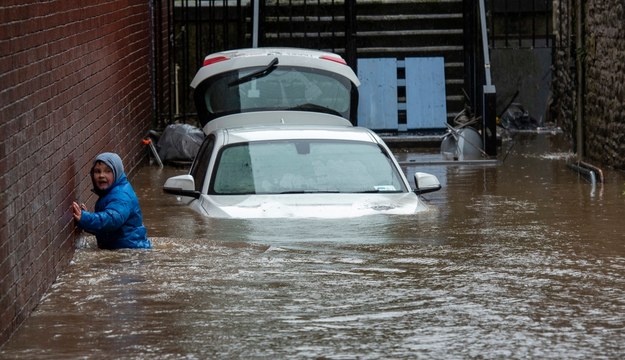 W niektórych miejscach poziom wody sięga dachów samochodów osobowych czy górnej części okien na parterze domów mieszkalnych /Neil Munns /PAP/EPA