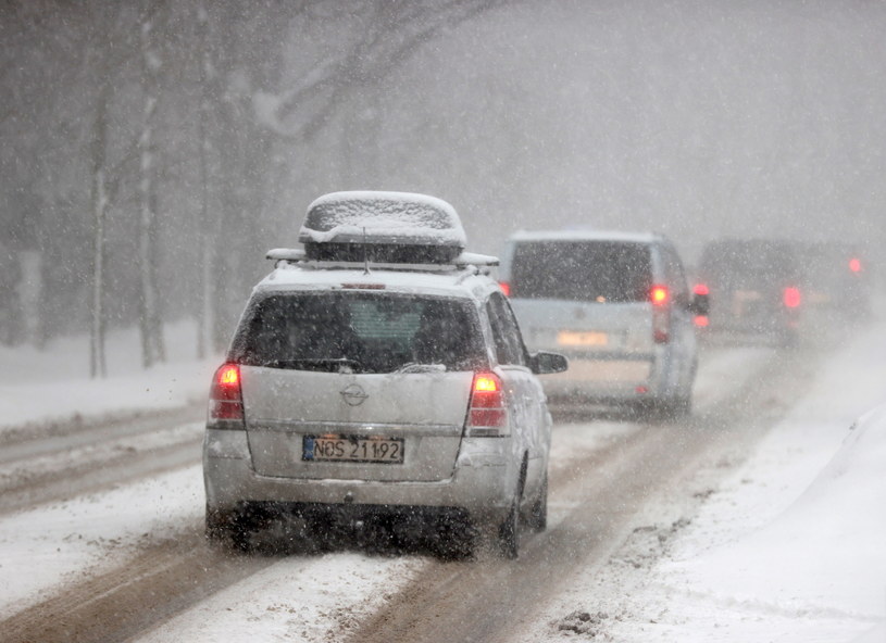 W niektórych regionach kraju śnieg może utrudniać jazdę / 	Grzegorz Momot    /PAP