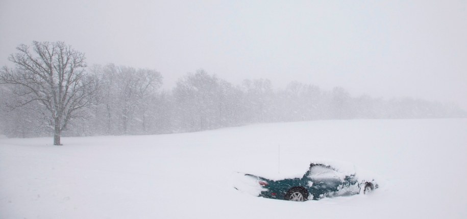 W niektórych regionach USA tegoroczna zima ma bardzo dramatyczny przebieg /JEFFREY PHELPS  /PAP/EPA