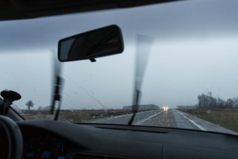 W niektórych samochodach czujnik świateł "nie widzi", że pada deszcz. /LUKASZ SZCZEPANSKI/REPORTER /East News
