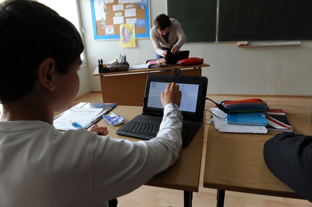 W niektórych szkołach uczniowie już korzystają z tabletów zamiast tradycyjnych podręczników. /Marcin Bielecki /PAP