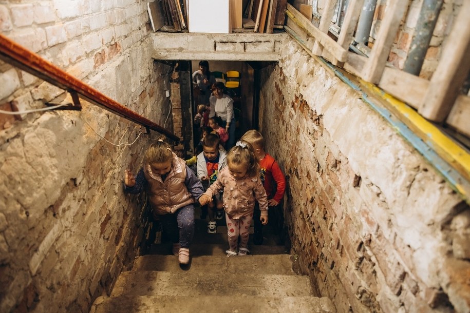 W Niemczech boom na budowę prywatnych schronów. Na zdjęciu rodzina kryjąca się przed rosyjskim bombardowaniem w Irpieniu w Ukrainie /Shutterstock