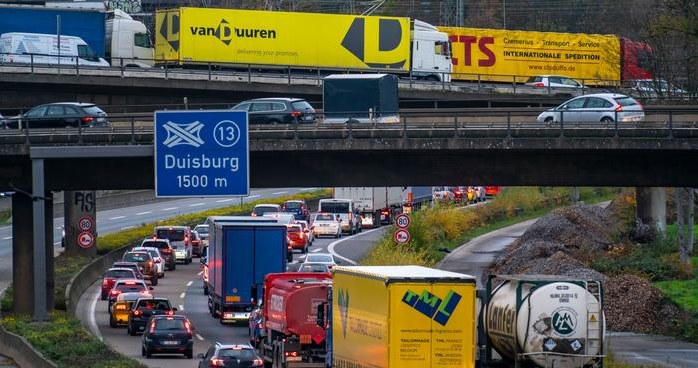W Niemczech brakuje już od 60 000 do 80 000 kierowców ciężarówek /Deutsche Welle