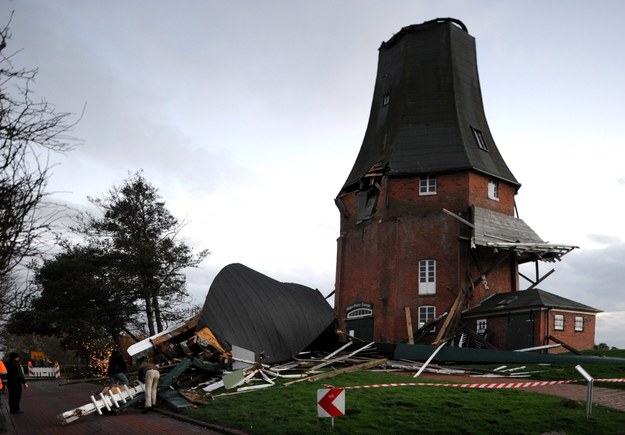 W Niemczech huraganowy wiatr zabił siedem osób /INGO WAGNER /PAP/EPA