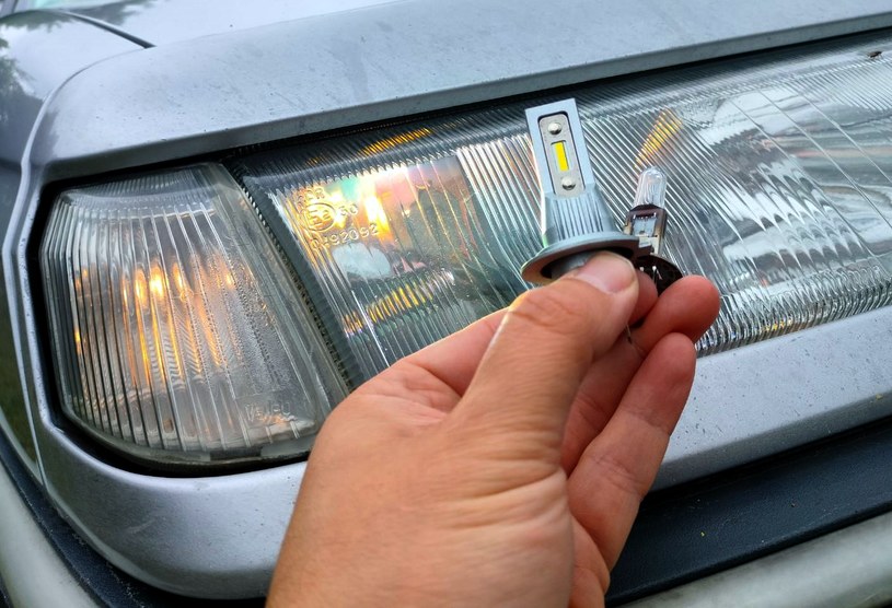 W Niemczech lista pojazdów, które mogą legalnie poruszać się na retrofitach LED powiększyła się właśnie o 50 popularnych klasyków. W Polsce za korzystanie z takich żarówek wciąż grozi mandat i utrata dowodu rejestracyjnego /Paweł Rygas /INTERIA.PL