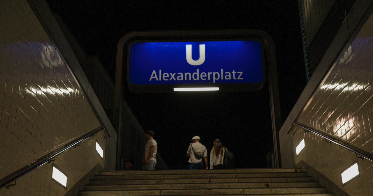 W Niemczech nie będzie w przyszłym roku podwyżki zasiłku obywatelskiego. Na zdj. stacja Alexanderplatz w Berlinie /Alberto Pezzali/NurPhoto /AFP