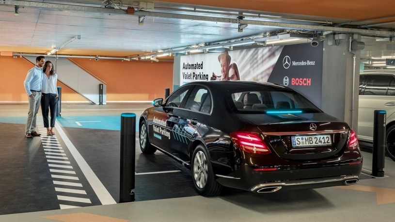 W Niemczech nie trzeba już myśleć o parkowaniu. Samochody robią to za ludzi /Geekweek