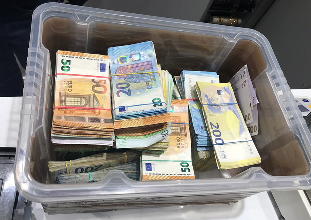 W Niemczech rocznie pranych jest 100 miliardów euro brudnych pieniędzy /STATE CRIMINAL POLICE OFFICE NORTH RHINE-WESTPHALIA /PAP/EPA