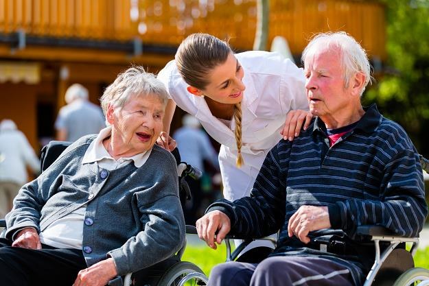 W Niemczech seniorzy wymagający opieki borykają się z brakiem personelu i wysokimi kosztami /&copy;123RF/PICSEL