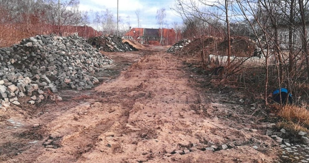 W Niemczech ukradziono… drogę. Złodzieje wyrwali z ziemi 60 ton kostki brukowej