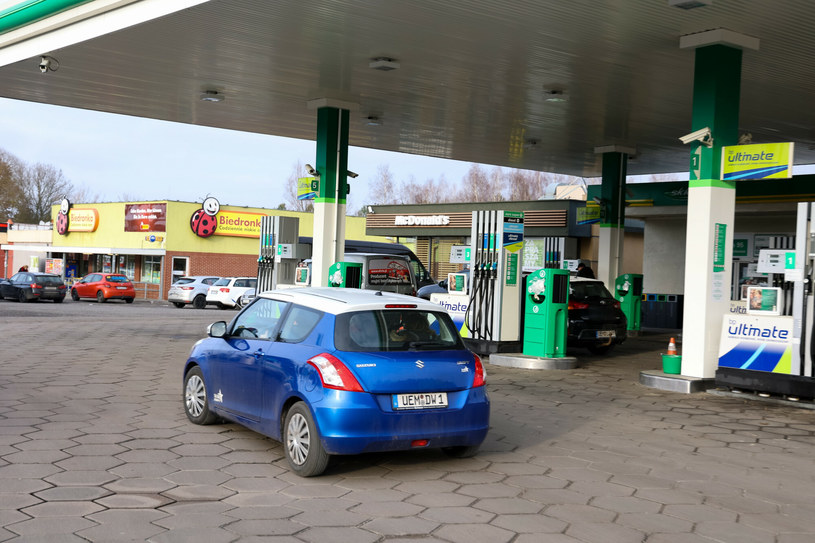 W Niemczech za litr paliwa trzeba już płacić ponad 2 euro. Kierowcy zza Odry przyjadą do Polski? /Robert Stachnik /Reporter
