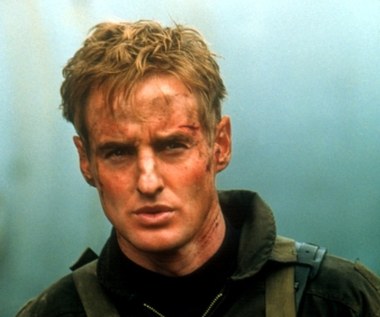 W nietypowej kreacji amerykańskiego pilota stacjonującego na Bałkanach zobaczyliśmy Wilsona w wojennym filmie "Za linią wroga".

- Chcieliśmy, by naszego bohatera zagrał aktor, którego nie zwykło się kojarzyć z kinem akcji. Owen ma wielką charyzmę i wspaniałe poczucie humoru i świetnie wywiązał się z zadania, które mu powierzyliśmy. Widzowie będą się z nim utożsamiać tak, jak niegdyś utożsamiali się z Jamesem Stewartem, Gary Cooperem czy Steve'em McQueenem - mówił producent John Davis.

Przed rozpoczęciem zdjęć Wilson przeszedł szkolenie wojskowe, brał lekcje pilotażu i poznawał sekrety odrzutowca F/A-18 w jednej z baz amerykańskiej marynarki wojennej.