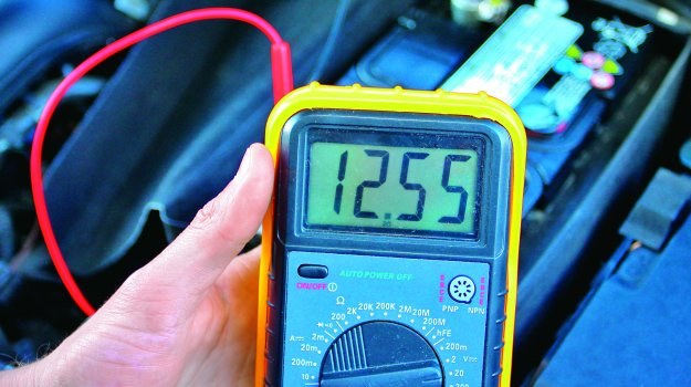 W niskich temperaturach napięcie spoczynkowe akumulatora nie powinno spadać poniżej 12,3 V. /Motor