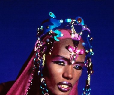 W niskobudżetowym horrorze "Vamp" Grace Jones wcieliła się w surrealistyczną striptizerkę Katrinę, która okazuje się wampirzycą. Znawcy kina twierdzą, że postać Jones zainspirowała Quentina Tarantino do napisania jednej z najsłynniejszych scen striptizu w filmie "Od zmierzchu do świtu" (z udziałem Salmy Hayek).

Za rolę w "Vamp" Jones otrzymała nagrodę Saturna dla najlepszej drugoplanowej aktorki.