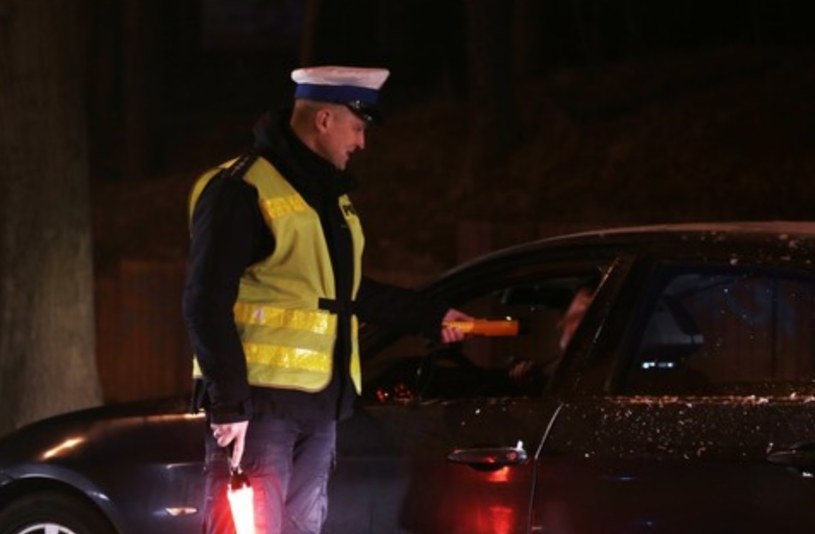 W noc sylwestrową wielu kierowców nie oprze się pokusie sięgnięcia po alkohol /Piotr Jędzura /Reporter