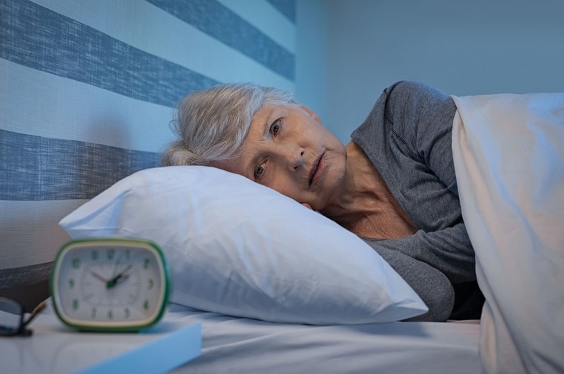 W nocy mogą nasilać się objawy COVID-19, a u pacjentów pojawiają się napady lęku i problemy z zaśnięciem /123RF/PICSEL