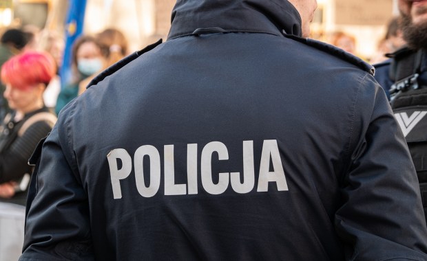 W nocy pełnił służbę z funkcjonariuszką. Nieoficjalne ustalenia ws. zatrzymanego policjanta