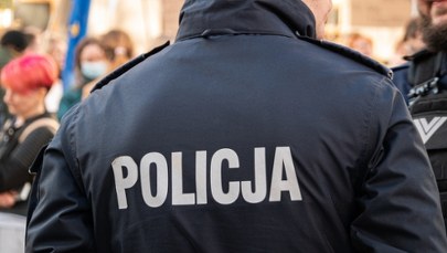 W nocy pełnił służbę z funkcjonariuszką. Nieoficjalne ustalenia ws. zatrzymanego