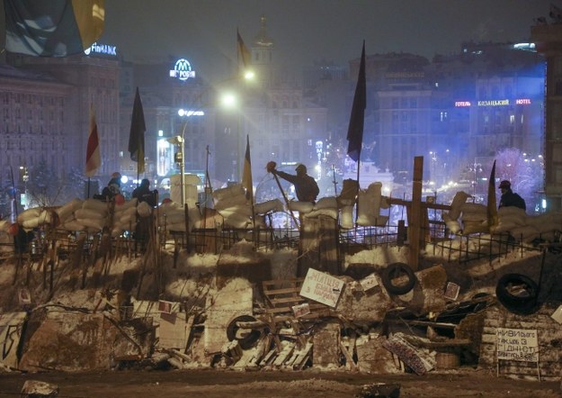 W nocy przy kilku barykadach straż pełniło kilkudziesięciu ochronarzy /SERGEY DOLZHENKO /PAP/EPA