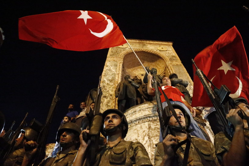 W nocy z piątku na sobotę doszło w Turcji do wojskowej próby zamachu stanu /AFP
