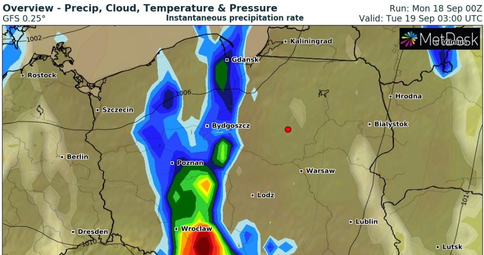 W nocy z poniedziałku na wtorek nadciągnie chłodny front atmosferyczny, który w ciągu dnia będzie przemieszczał się na wschód Polski /wxcharts /